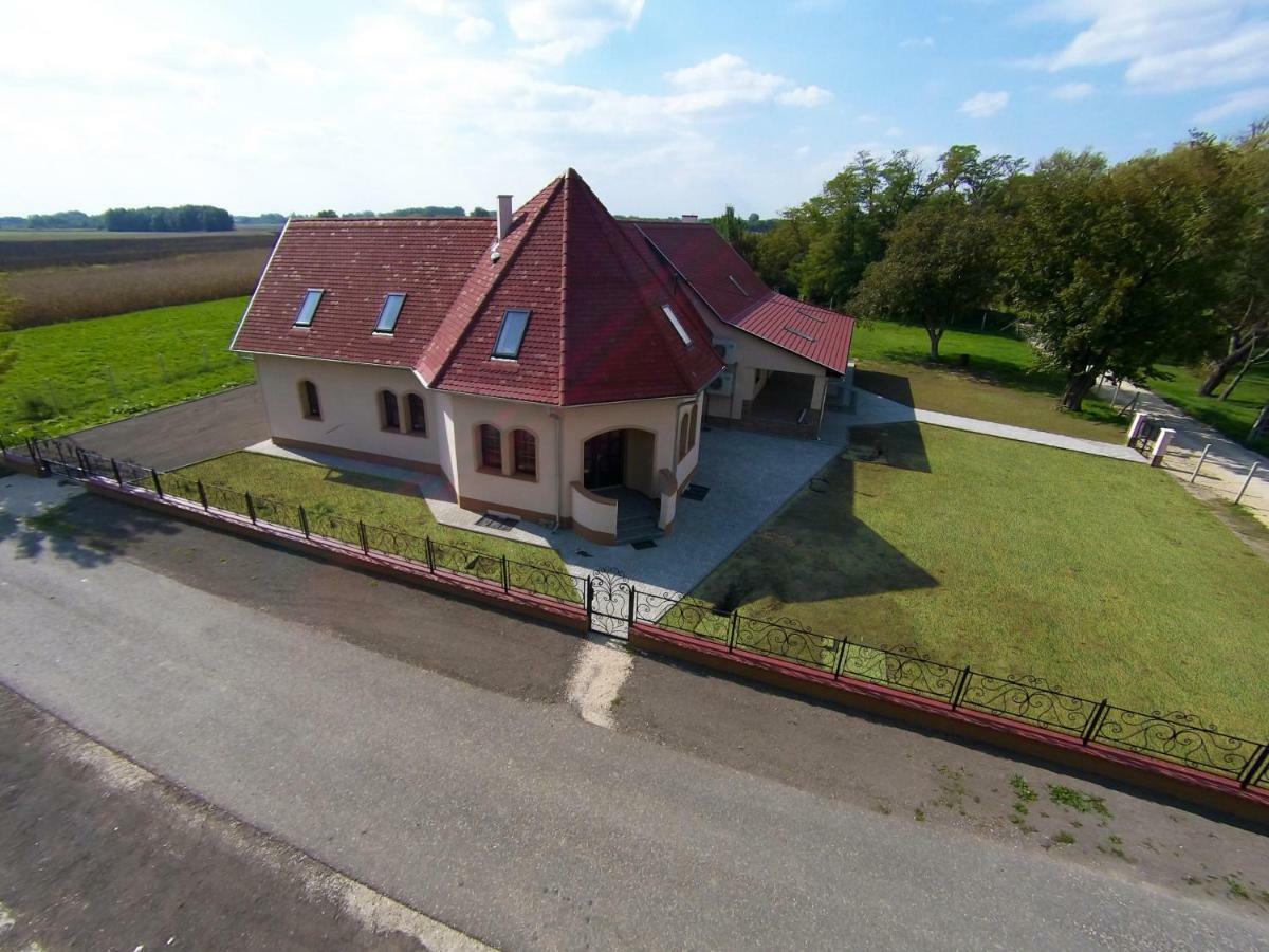 Tiszavilag Pihenohaz Hotel Tiszakécske Buitenkant foto