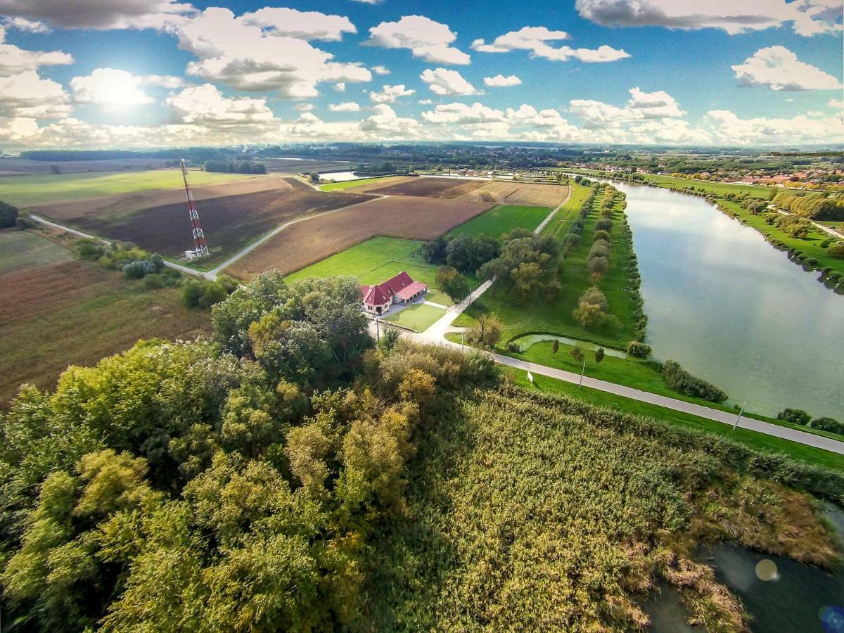 Tiszavilag Pihenohaz Hotel Tiszakécske Buitenkant foto