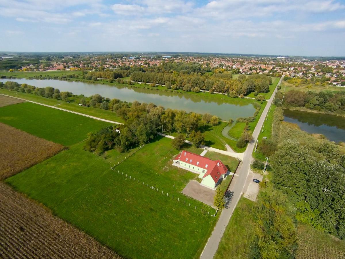 Tiszavilag Pihenohaz Hotel Tiszakécske Buitenkant foto