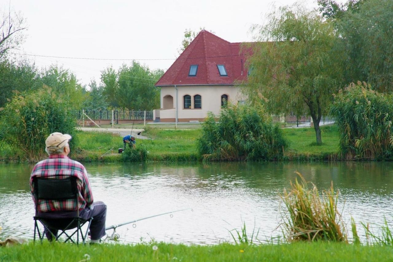 Tiszavilag Pihenohaz Hotel Tiszakécske Buitenkant foto