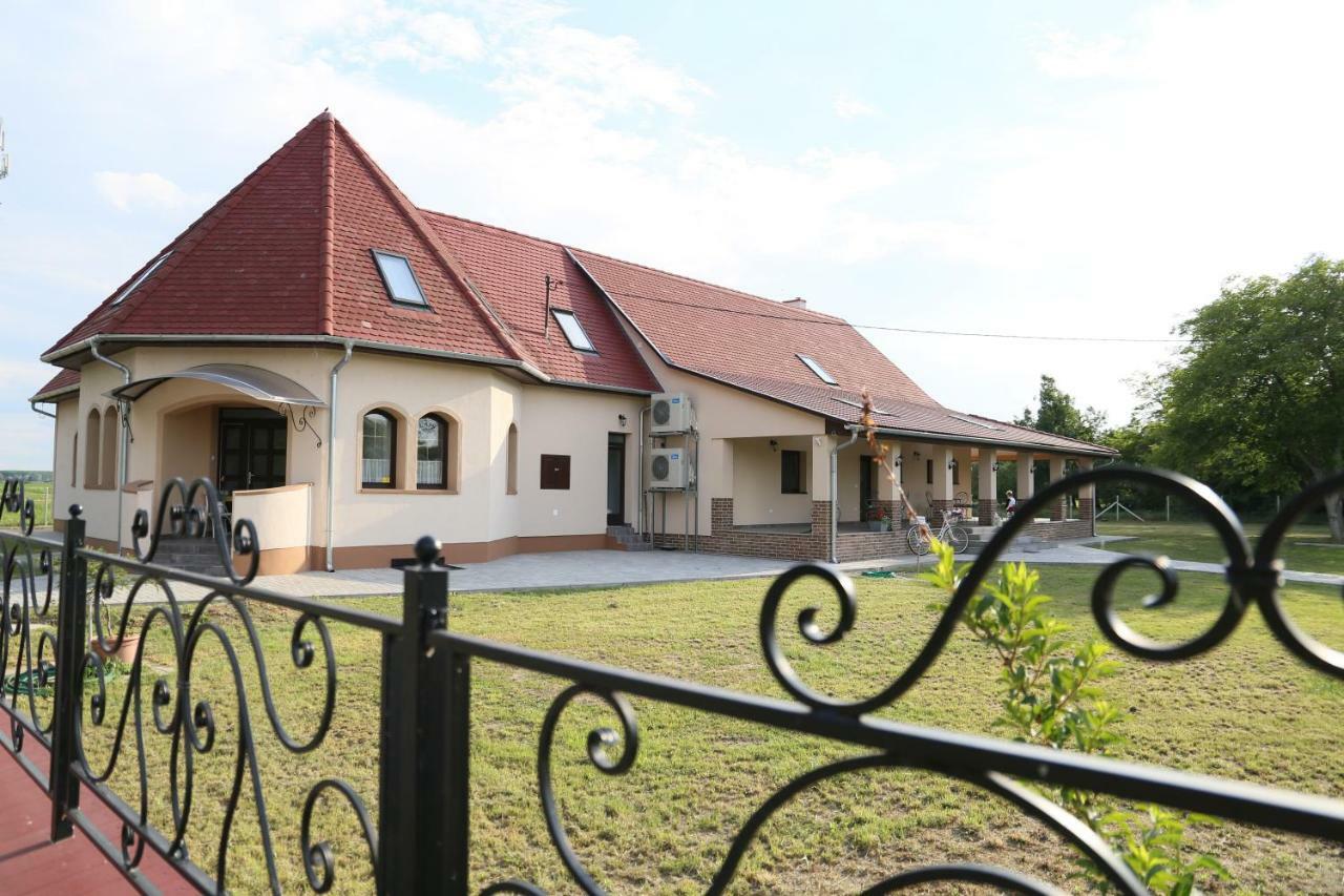 Tiszavilag Pihenohaz Hotel Tiszakécske Buitenkant foto
